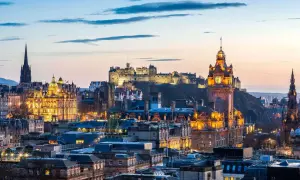 Edinburgh im Oktober: Die beleuchtete Skyline mit dem Schloss und dem Scott Monument im Abendlicht.