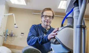 Läkare förbereder elchock behandling med modern utrustning på sjukhusrum.