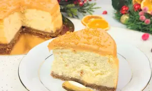 Pyszny sernik z ciasteczkami korzennymi, udekorowany karmelem i złotymi kuleczkami. Idealny na święta!