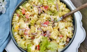 En krämig pastasallad med skinka, paprika och sallad. Perfekt som sås till pastasallad en varm sommardag.