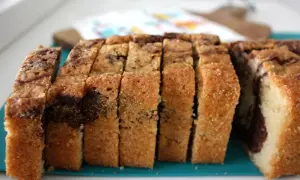 Skivad tigerkaka med chokladmarmorerad smet. Perfekt för ett enkelt tigerkaka recept.