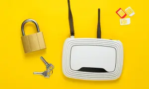 Router z antenkami, kłódka, klucze i karta SIM do routera.