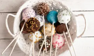 Kolorowe cake pops w białym koszyku. Idealne na imprezę, oto prosty cake pops przepis.