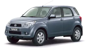 Szary Daihatsu Terios stoi na białym tle. Ten kompaktowy SUV jest gotowy na przygodę.