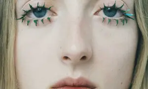 Yeux bleus aux cils verts et bleus, comme un mascara yeux qui pleurent artistiquement appliqué.