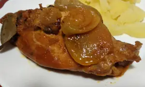 Soczysty królik duszony z cebulą, liściem laurowym i ziemniakami. To najsmaczniejszy królik przepis, jaki możesz wypróbować!