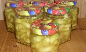 Sechs Gläser mit eingelegten Gurken, bereit für ein leckeres honiggurken rezept.