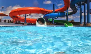 Scivoli colorati e acqua cristallina in un divertente parco acquatico in Puglia. Divertimento assicurato per tutta la famiglia!