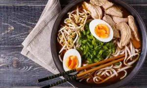 Misja: odkryć, czym jest ramen. Na talerzu paruje aromatyczny bulion z kurczakiem, jajkiem, kiełkami i szczypiorkiem.