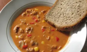 Pyszna, kremowa zupa gyros z kawałkami mięsa, papryki i kukurydzy, podana z kromką chleba. Idealna na chłodne dni!
