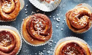Fika-dags! Nybakade kardemummabullar med pärlsocker, redo att avnjutas. Ett perfekt kardemummabullar recept för hembakning.