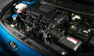Detalle de los motores Kia, con el logo de la marca en azul brillante y componentes del motor turbo.