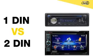 Confronto tra autoradio: un modello compatto 1 DIN con display semplice e un modello più grande 2 DIN con schermo touch e molteplici funzioni.