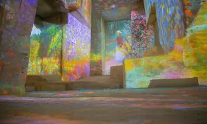 Immersion dans l'univers de Claude Monet, où la lumière et la couleur transforment l'espace. La technique de peinture de Monet prend vie.