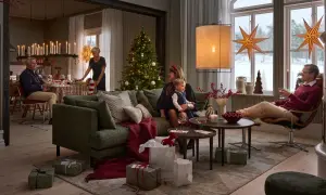 En familj samlas för en mysig jul. Julgranen är klädd, presenter ligger utspridda och ljusen lyser upp rummet.