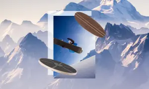 Snowboarder in der Luft, daneben ein Wackelbrett Testsieger und ein Holzbrett vor Bergkulisse.