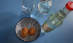 Jak zrobić gumowe jajko? Domowy eksperyment z octem.