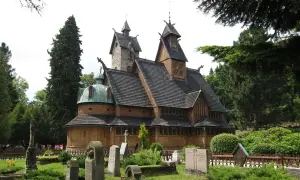 Drewniana świątynia Wang w Karpaczu, otoczona cmentarzem i zielenią. Ciekawostki o jej budowie i historii przyciągają turystów.