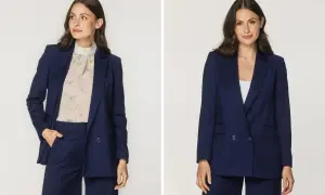 Elegancka kobieta w granatowym żakiecie i wzorzystej bluzce pod żakiet. Po prawej w białym topie.