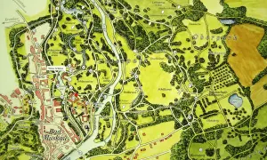 Mapa Parku Mużakowskiego z zaznaczonymi drogami, budynkami i elementami krajobrazu.