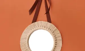 Jak ozdobić lustro sznurkiem jutowym? Stwórz ramę boho DIY!