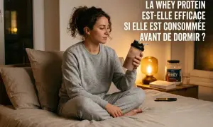 Donna pensierosa con shaker di proteine prima di dormire. La whey protein è efficace se assunta prima di dormire?