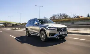 Srebrne Volvo XC90 T6 w ruchu drogowym, testujemy jego spalanie na autostradzie.