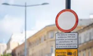 Znak zakaz ruchu z tabliczką wyłączającą rowery, autobusy ZTM i pojazdy z identyfikatorem NC.