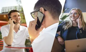 Tres personas en una llamada, cada una en su propio espacio, conectadas por la tecnología.