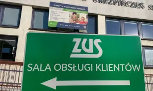 Zielony znak z logo ZUS i napisem "SALA OBSŁUGI KLIENTÓW" wskazuje drogę do placówki zarządzania socjalnego ubezpieczenia.