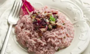 Cremiges Radicchio Risotto, inspiriert von Ottolenghi, garniert mit karamellisiertem Radicchio und frischer Petersilie.