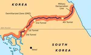 Mapa ukazuje strefę zdemilitaryzowaną Korei, zaznaczoną na pomarańczowo, z zaznaczonymi tunelami i linią demarkacyjną.
