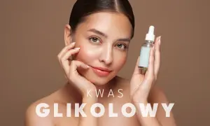 Kobieta z buteleczką serum z kwasem glikolowym na twarz.