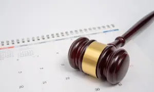 Młotek sędziowski na kalendarzu. Jak liczyć 6 miesięcy na odrzucenie spadku? Czas ucieka!