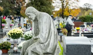 Kamienna figura na cmentarzu. Jak sprawdzić kto jest właścicielem grobu, jakie dokumenty i dysponenci są potrzebni?