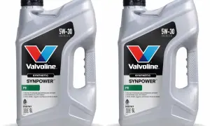 Dwa opakowania oleju Valvoline Synpower 5W-30 FE, idealne dla silnika kia venga 1.4 benzyna. Zapewnia ochronę i wydajność.