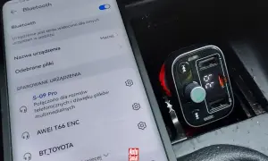 Samochodowy transmiter FM z Bluetooth, połączony z telefonem. Widoczny ekran telefonu z ustawieniami Bluetooth i sparowanymi urządzeniami.
