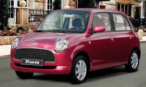 Czerwony Daihatsu Trevis z charakterystyczną kratką i okrągłymi światłami pędzi ulicą przed eleganckim budynkiem.