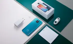 Zestaw Xiaomi Redmi Note 9 Pro: turkusowy telefon, ładowarka, kabel, instrukcja i pudełko. Aparat tego modelu robi świetne zdjęcia.