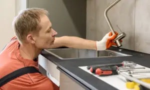 Zatkany zlew? Odetkaj go sam! Proste i skuteczne domowe metody.