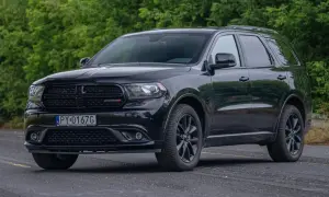 Czarny Dodge Durango, potężny SUV, gotowy na każdą drogę.