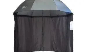 Parasol wędkarski z bokami, zapewniający schronienie przed słońcem i deszczem. Idealny na ryby.
