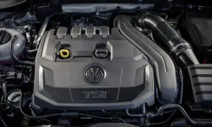 Silnik Volkswagen 1.5 TSI z widocznym logo marki i oznaczeniem TSI.
