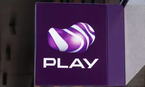 Logo sieci Play na fioletowym tle.