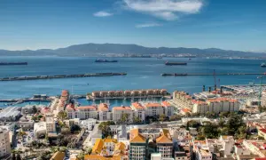 Vista panorámica de Algeciras, con su puerto lleno de barcos y edificios blancos. Un lugar ideal para descubrir qué ver en Algeciras.