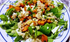 Bunter Salat mit Kürbis, Quinoa und Feta. Ein leckeres Postelein Rezept für den Sommer.
