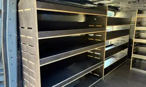 Regał do busa DIY: Zbuduj mobilny warsztat krok po kroku!