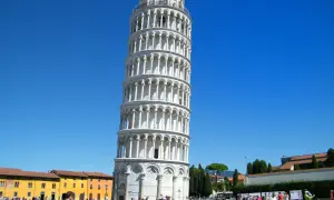 La Torre di Pisa, con la sua inconfondibile pendenza, attira turisti da tutto il mondo. Informazioni sulla Torre di Pisa sono disponibili ovunque in questa piazza affollata.