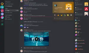 Zrzut ekranu z aplikacji Discord, pokazujący rozmowę na kanale #kpop, aktywność graczy i listę użytkowników online.