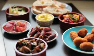 Vielfalt an Tapas: Käse, Schinken, Pilze, gefüllte Datteln im Speckmantel, Kroketten und Brot. Ein Fest für die Sinne!